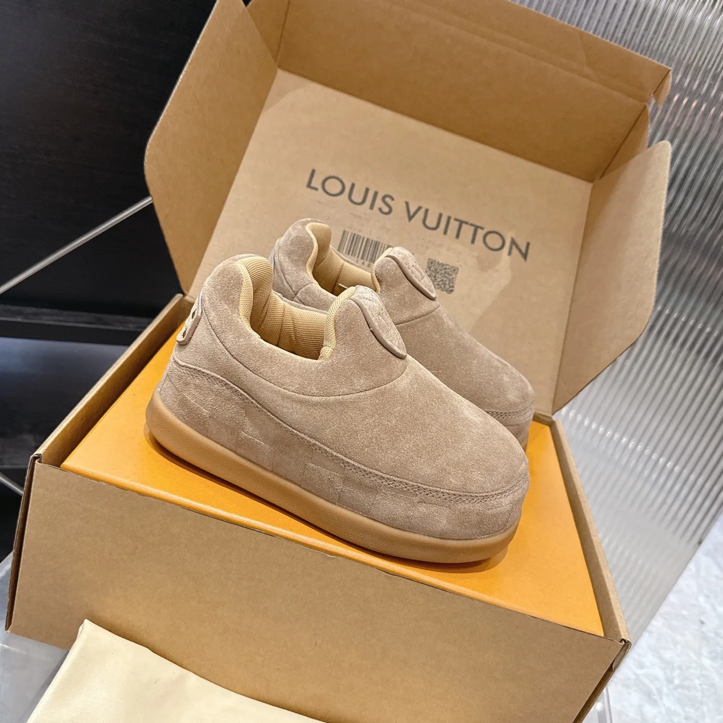[L Family] P: 740💰 Couple model, size: women 35-41 (customized at 41 for women), 39-46 for men (customized at 45.46) The 2025 iteration of this Time Out sneaker, couple model, LV co-branded nigo, donkey brand, Louis Vuitton, ugly, cute😍Many Internet celebrities have shown off their feet, a classic and versatile item. Fabric: Imported high mercerized cow suede. Lining: high-grade elastic mesh, outsole: original molded outsole, palm print rubber outsole with hidden L letter and Monongram flower.